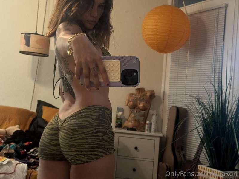 Look at my ass not the mess in the back 😜