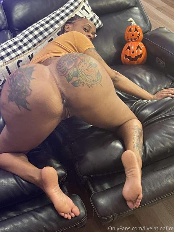 Enjoy some holiday, ass n feet pics