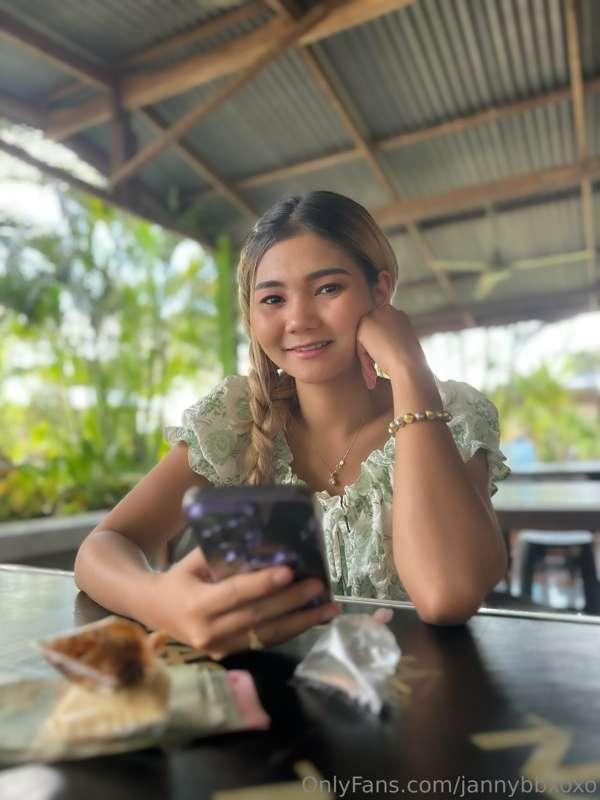 Hi, I'm here waiting for your messages😍