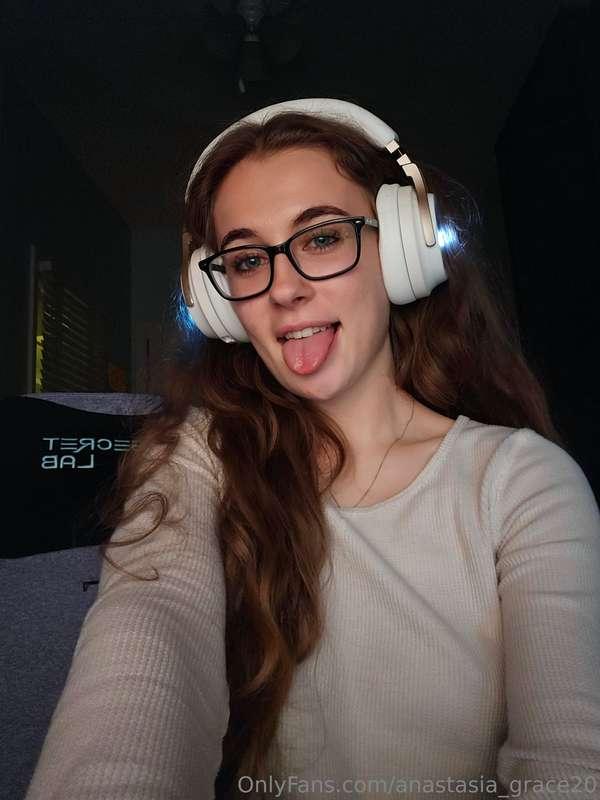 Send me a 😝 in DMs and I’ll tell you what else this tongue’s..