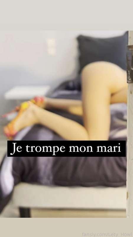 Je rentre du travail et je trouve ma femme en train de baiser avec un inconnu ! C'est étrange, cela m'excite et au lieu de m'énerver, je commence à regarder en me touchant derrière la porte ... Je ferai mes excuses plus tard pour l'avoir surprise.
---
I come home from work to find my wife having sex with a stranger! It's strange, it excites me and instead of getting angry I start looking while touching myself behind the door... I'll apologize later for surprising her...
