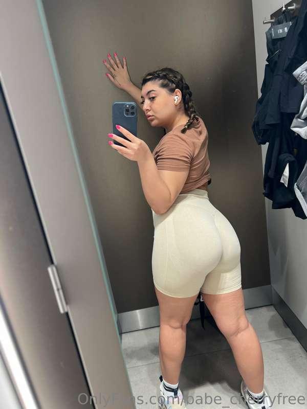 Sex in cabina de proba? 

Sex in the fitting room?