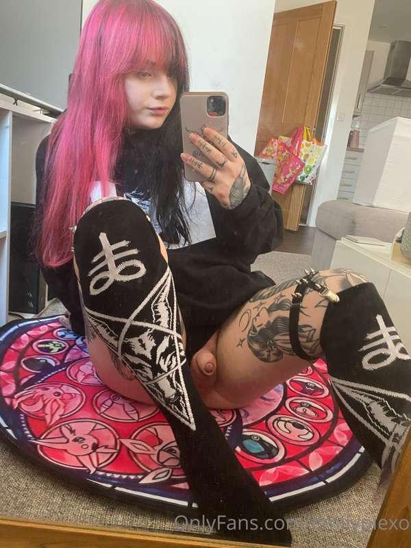 i bet u wish i was wearing ur hoodie ;p