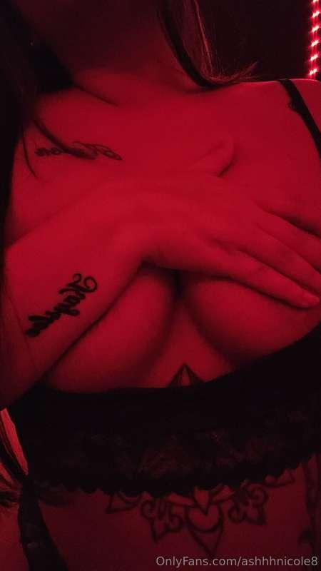 😉 No hand covering on my main 👉 @ashynicole