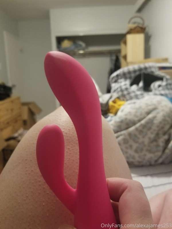 Anybody wanna see me play with my new toy? 😏🤤💦💦