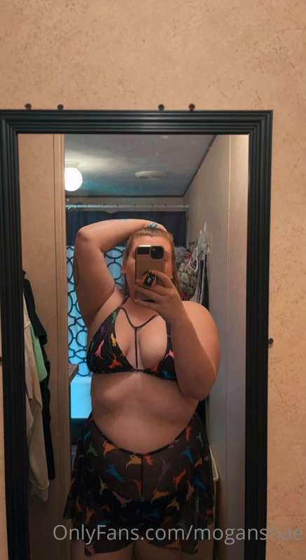 Watch me strip and get ready for a pool day 💙