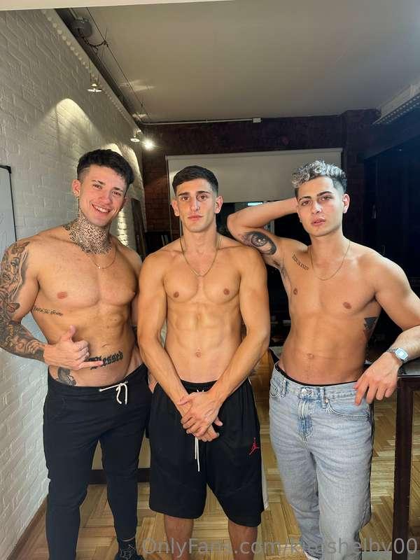 What would you do with us 3? 👅
Que harías con nosotros 3?👅