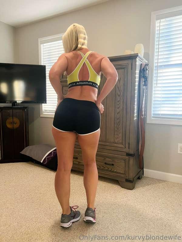 kurvyblondewife image #4