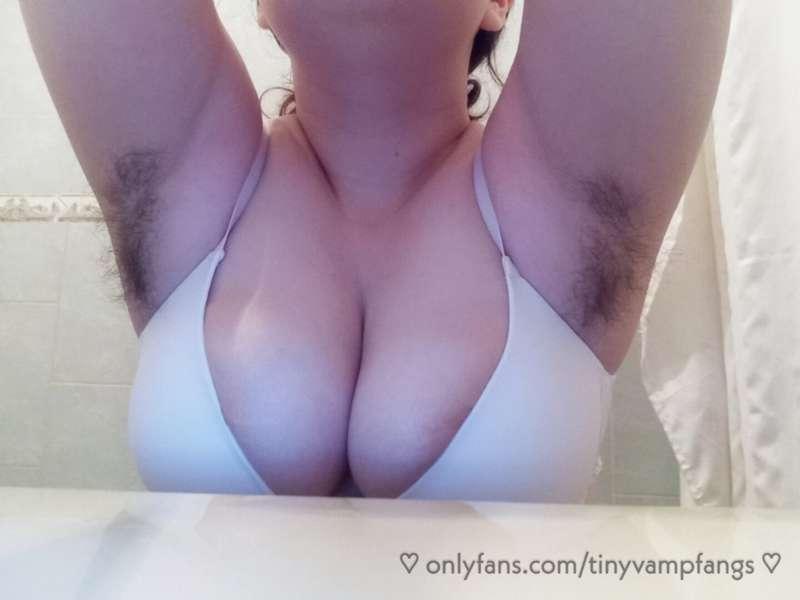 Some hairy armpits ( ◜‿◝ )♡