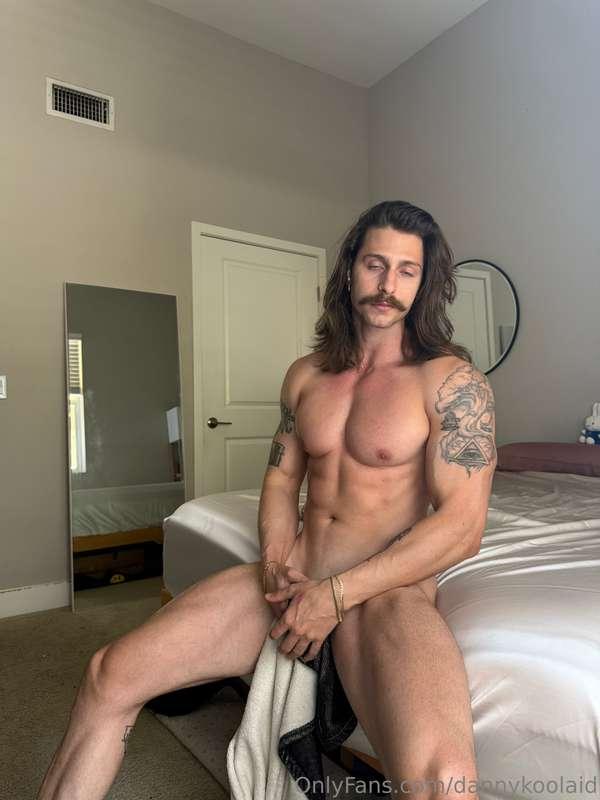 Who's that muscley hottie? Oh, me? 😉