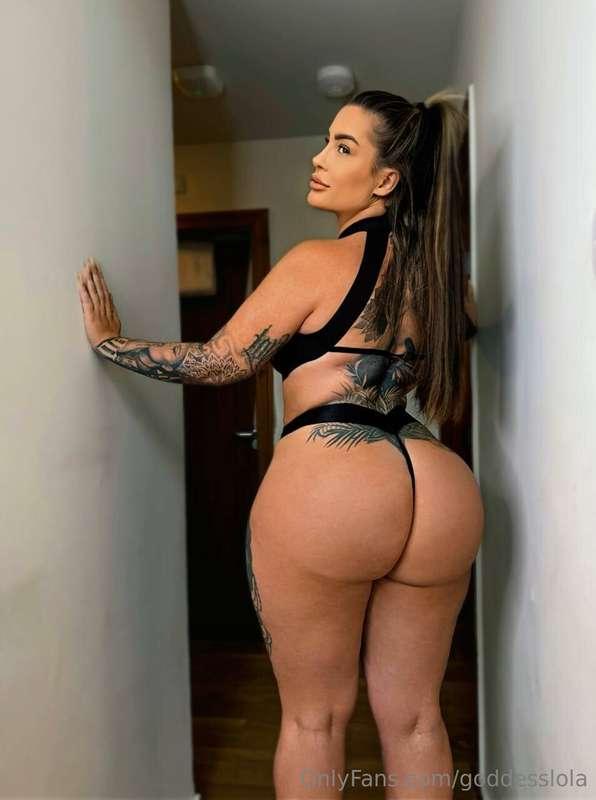 Worship my ass while I text real men, loser