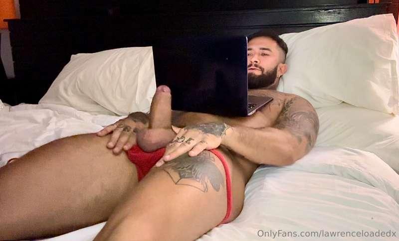 Jerking off to porn.
Who wants to watch live ? 😎