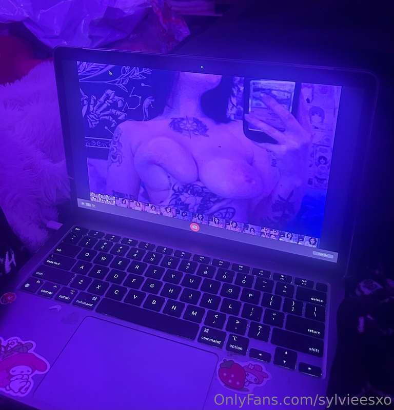 just a girl and her slutty macbook selfies <3