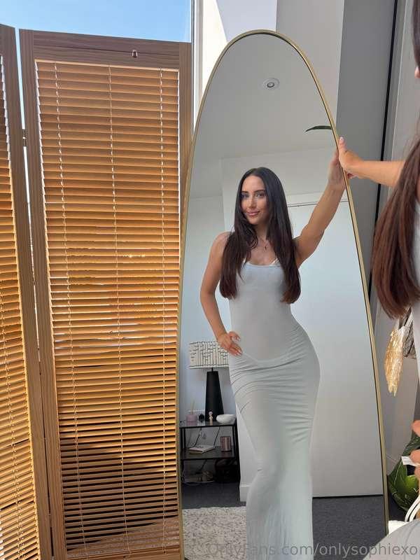 Do I look hot in this dress?🙈