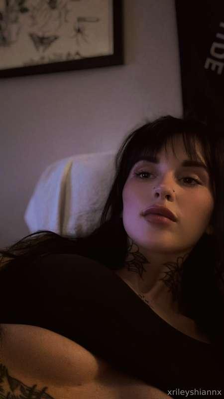 One glance and i know you’re imagining what’s underneath 💭😉