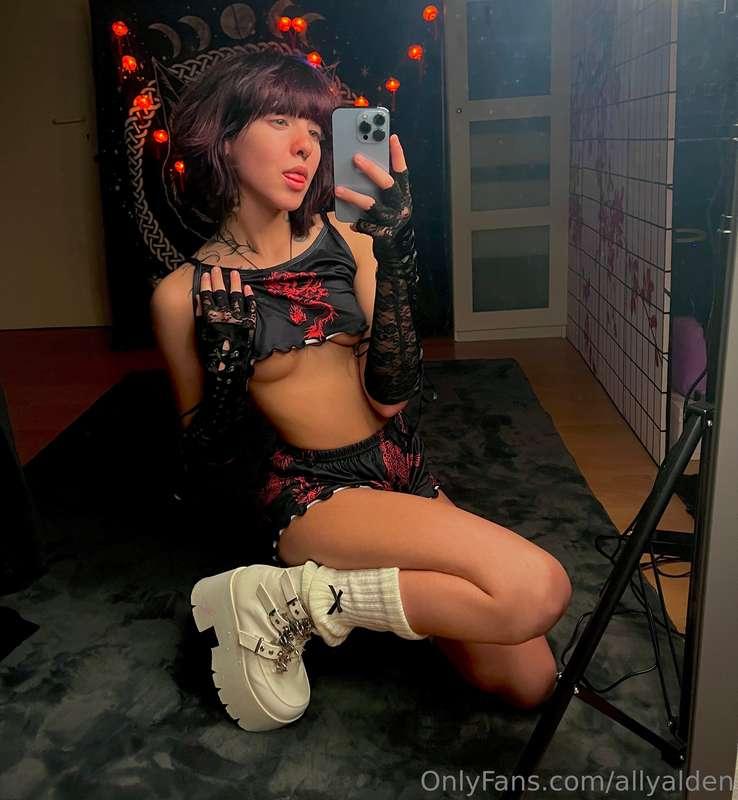 outfit of the day.. what do yall think?🙈🖤