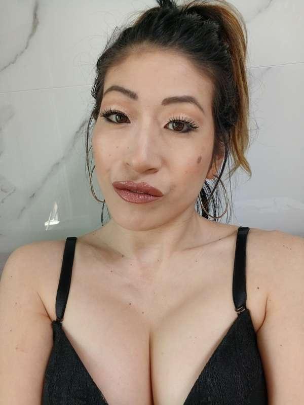 Hey! I wanna chat with fun, interesting people! Message me! ..