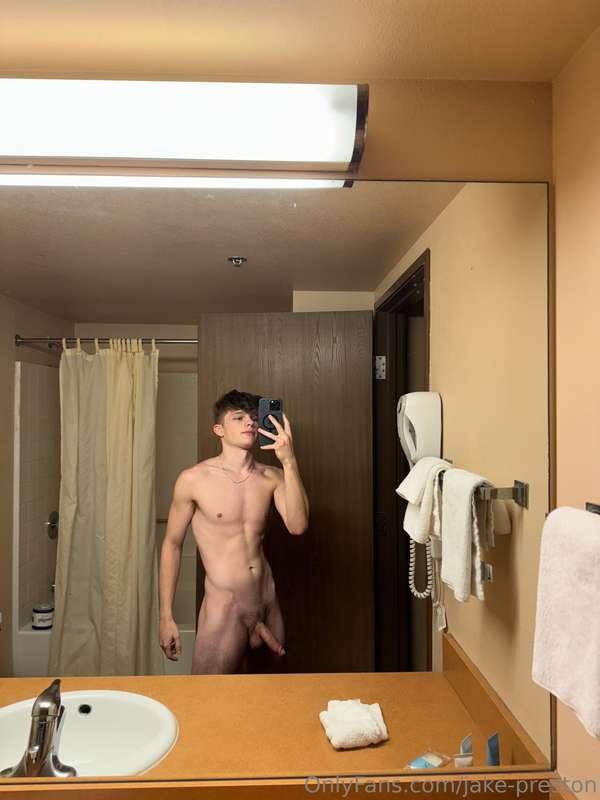 Come to my hotel room 😮‍💨