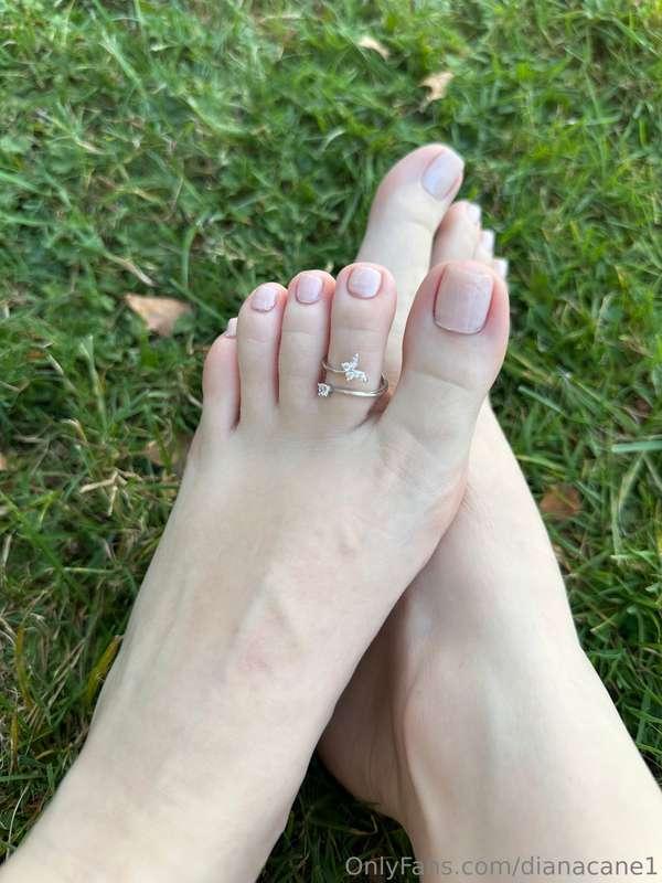 ✨ this pretty ring 💍 looks so good with my perfect toes, don..