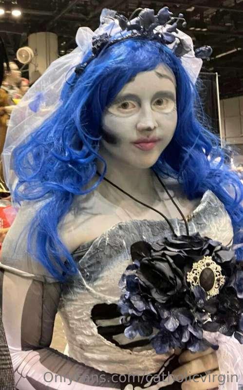 Dressed up as the corpse bride💙🖤