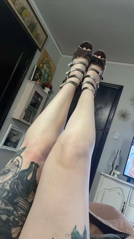 I got a new pair of content heels 😈