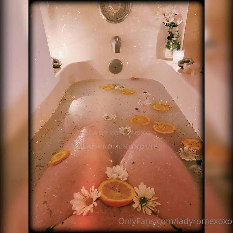 New Moon in Aquarius vibes. 🌑

Goddess put a spell on you. 
..