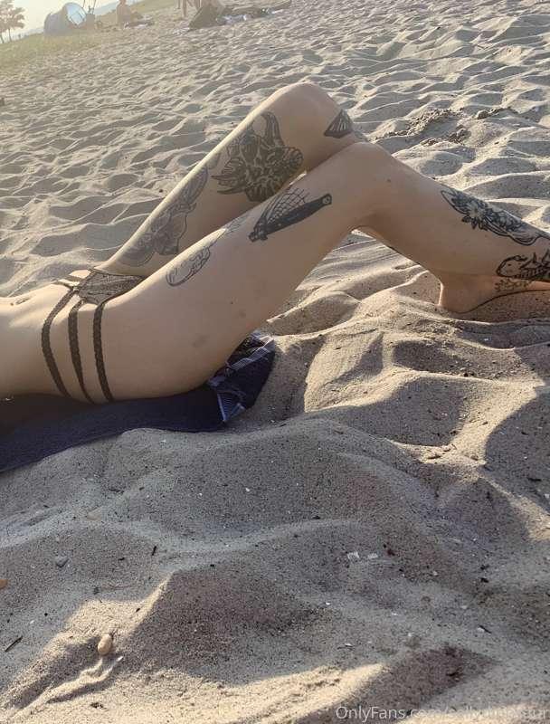 day at the beach 🌊🖤