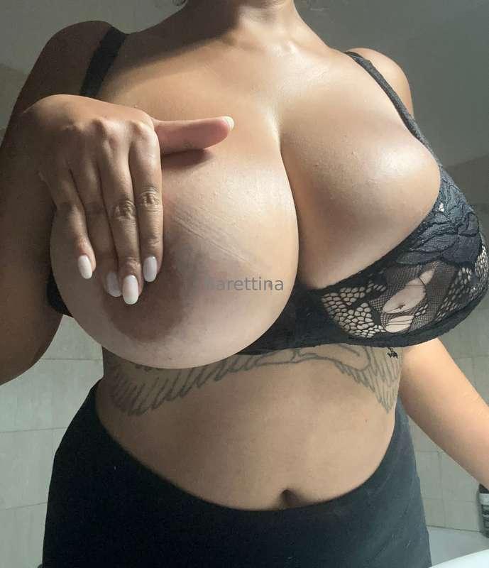 Lick my big tits  Leccami la mia grande tetta