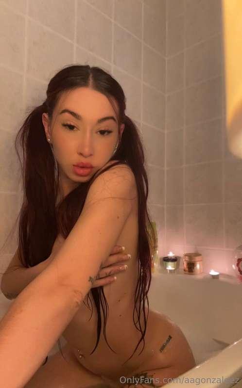 Una ducha de azotes y tocamientos 💦 
Mira cómo dejo bien roj..