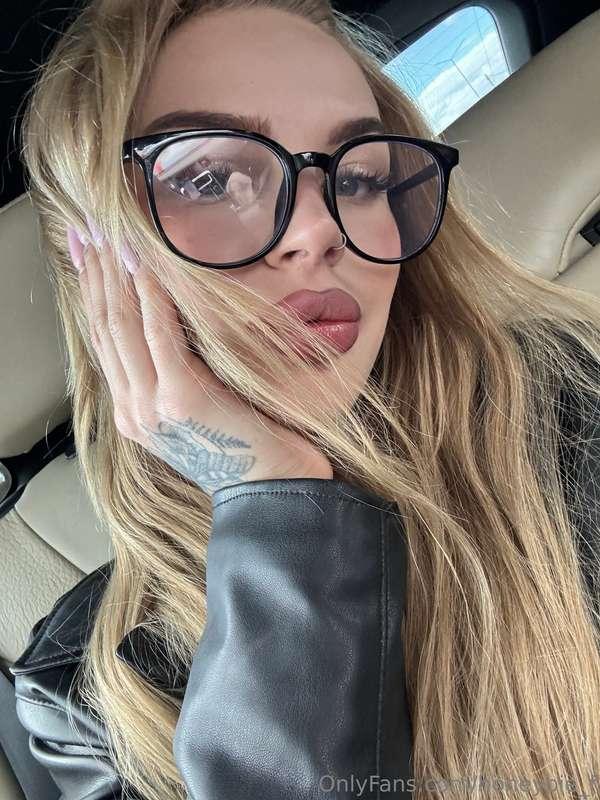 🎶 A good song + a good mood = perfection 🌸🎧Tell me your favo..