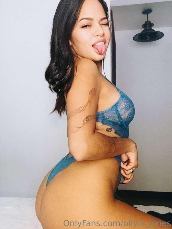 Do u like my tongue😝 or maybe your gaze has gone elsewhere?🥵..