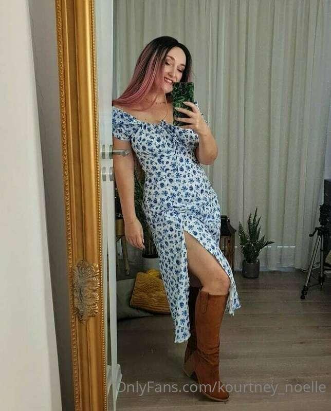 Morning! Who's into girls that wear boots?