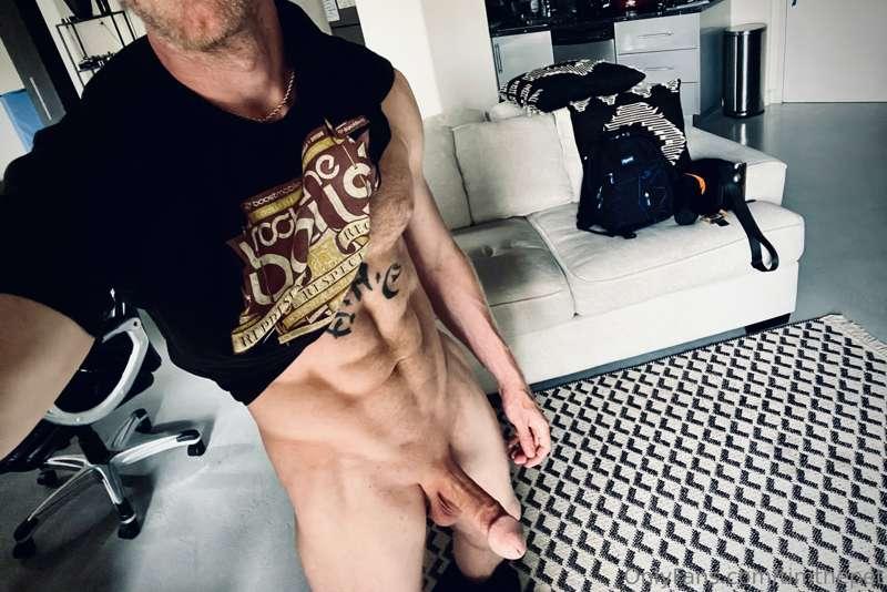 Hola horny boys and girls.. My cock and balls are so incredi..