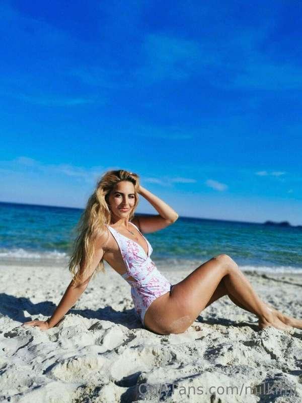 Some cute bikini pics for you to enjoy. What do you think?😍