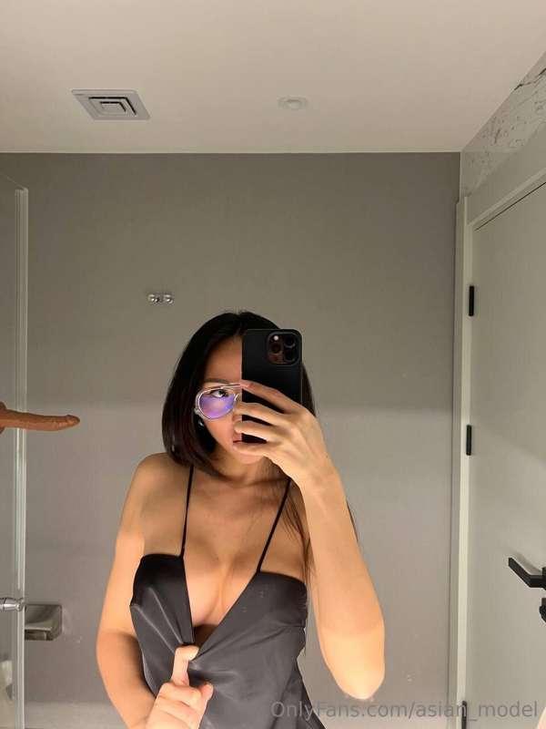 Such a playful mood😍😈
Maybe you can help me put it in the ri..
