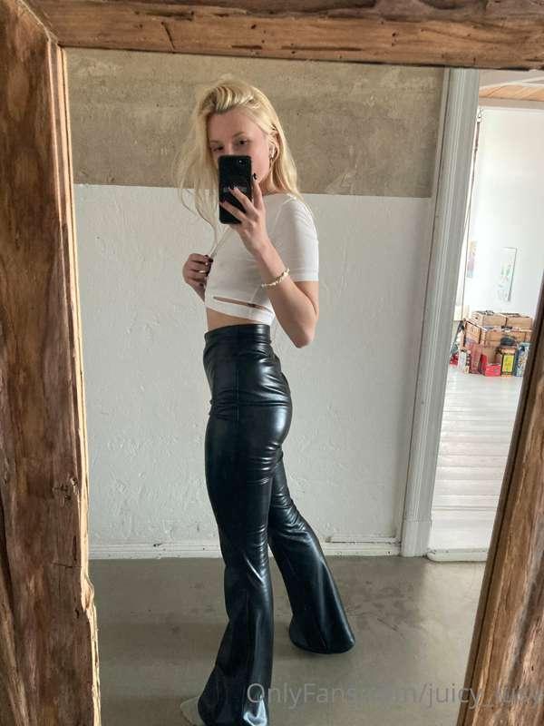 Lusy today have fancy mood🙄 do you like leather pants?👄