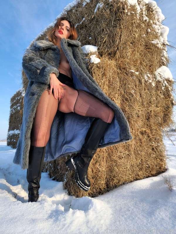 Even cold weather cant stop me from posing naked outdoors 💥💥💥

#fyp #nsfw #public #snow #outdoors #lingerie #pantyhose #closeup #pussy #squatting #spread #outdoor #sexy #babe #model