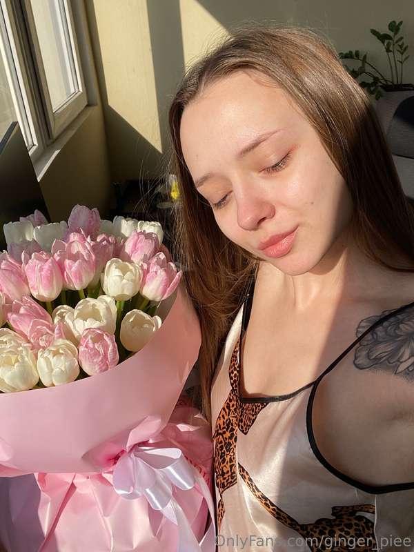 Bathed in the rays of the morning sun☀️ Enjoying the scent o..