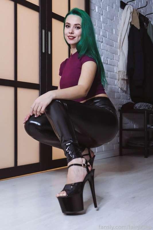 Full set available now &lt;3 

#fyp #highheels #strippers #pleasers #lingerie #latexleggings #shinyleggings #latexfetish #latexass #greenhair