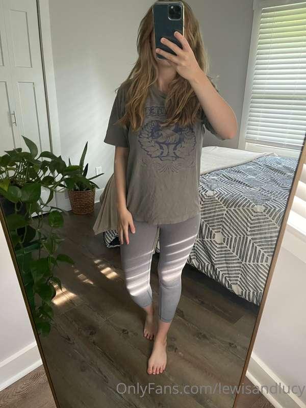 Swipe to see what’s under the work from home outfit 😉 I’m re..