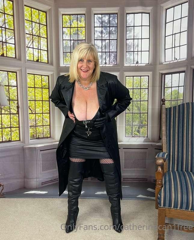 I just love been a leather Mistress for you to worship x
