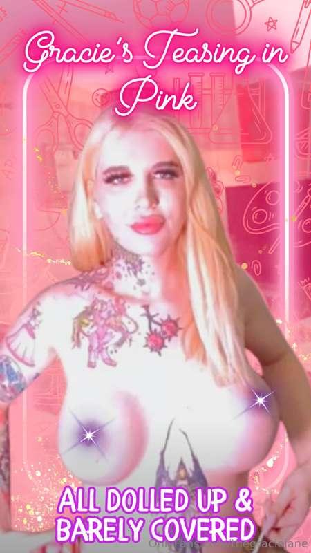 This lil pink set barely covers anything… but that’s the poi..