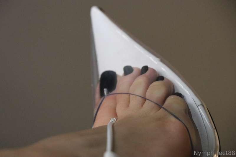 MY TOES 🥵
