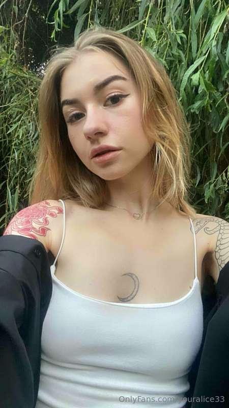 That's how beautiful I am amongst the green leaves 😋😊🥰