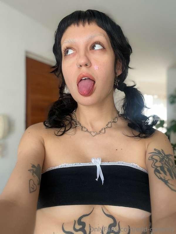 cute face, naughty tongue 😏