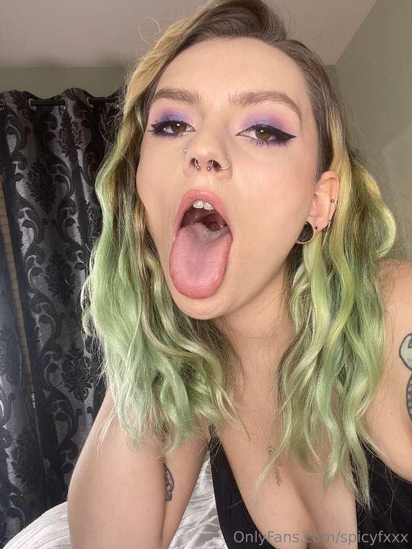 Good morning babe! Would you let me swallow your cum?