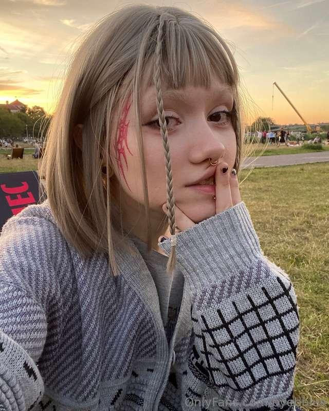 Just a pretty girl on a bench 🎠