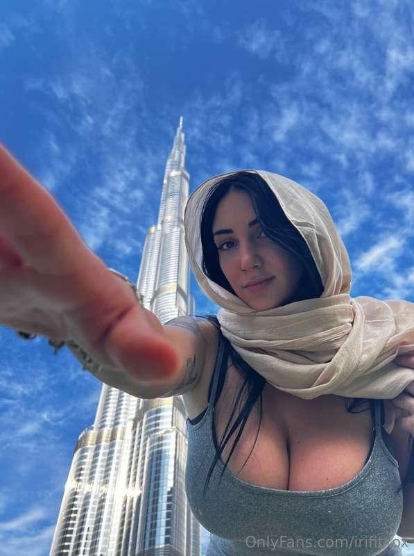 Burj Khalifa behind me… but I’m the one making jaws drop 😏