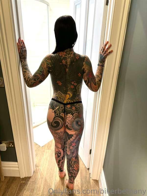 To start hump day off 🍑👀