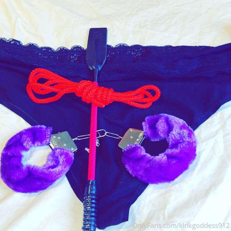 Watch me get skull fucked and tied up 😘😘 tip me for a specia..